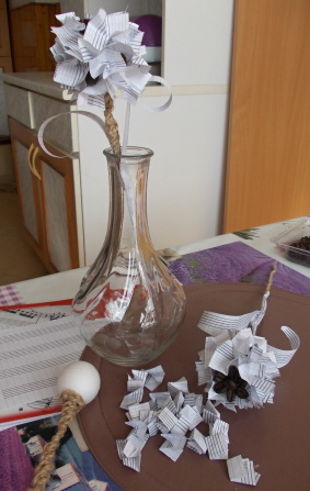 váza s papírovou kytkou